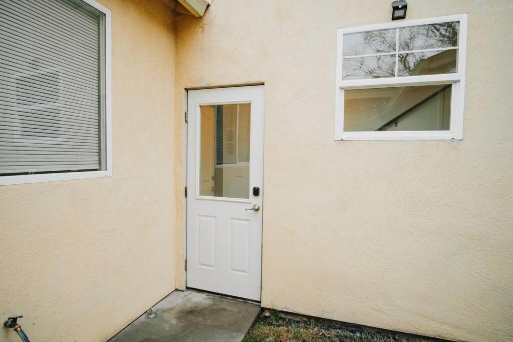 Gorgeous Upstairs Studio With Patio And Laundry Chico Eksteriør billede